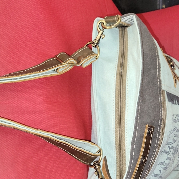 Vintage shoulder & adjustable strap. Pale green and brown. - Picture 11 of 12